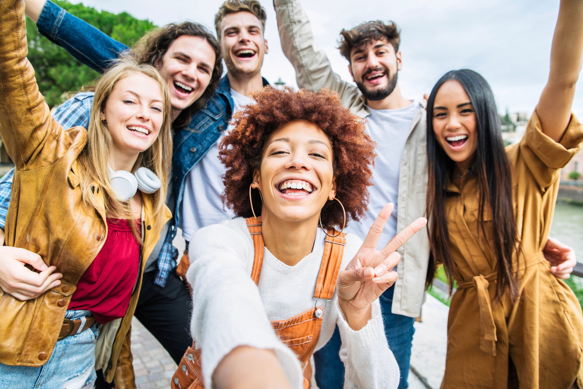 Grupo multirracial de amigos tomando selfie foto afuera - Felices diferentes jóvenes divirtiéndose caminando en el centro de la ciudad - Concepto de estilo de vida juvenil con chicos y chicas disfrutando del día juntos